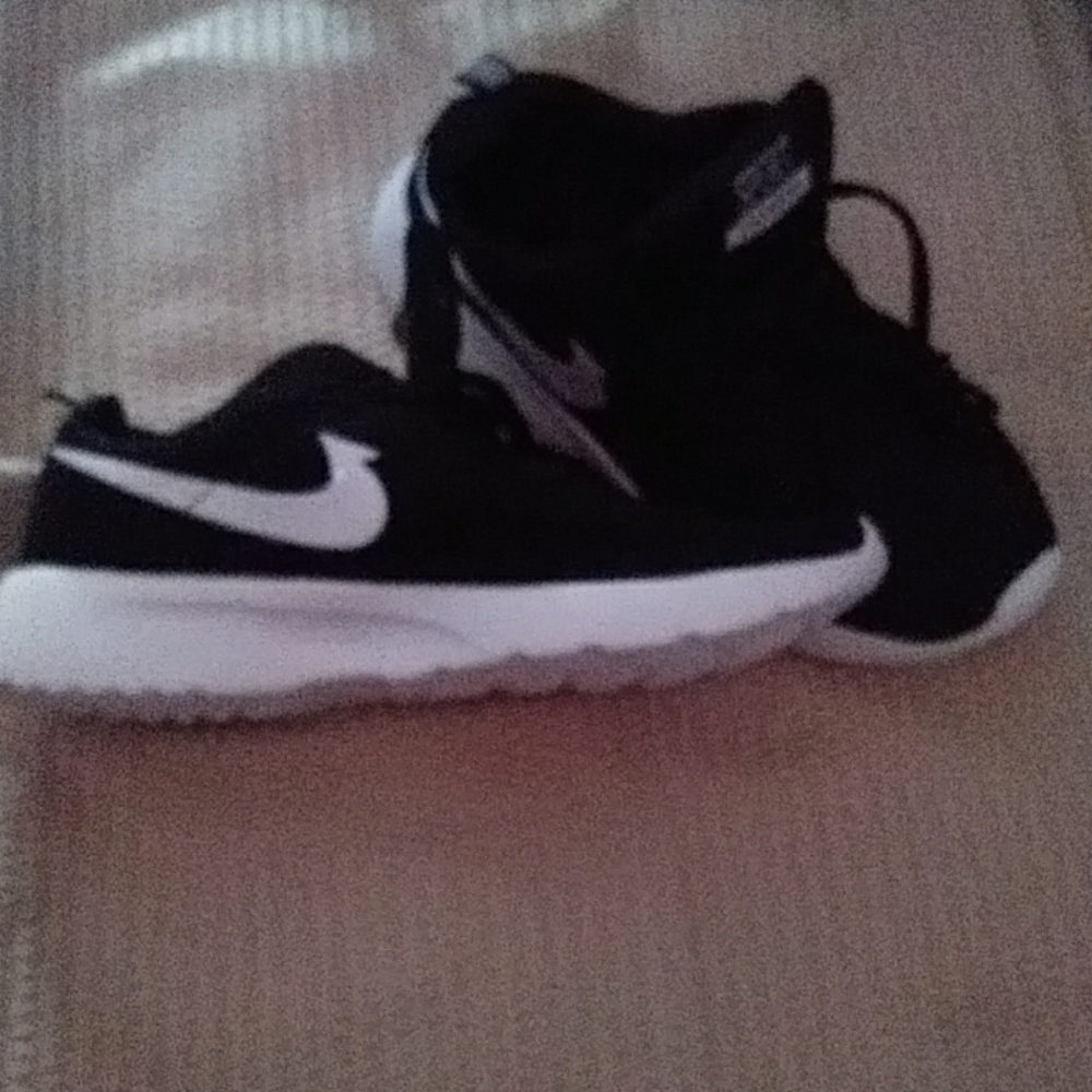 Women's tennis shoes